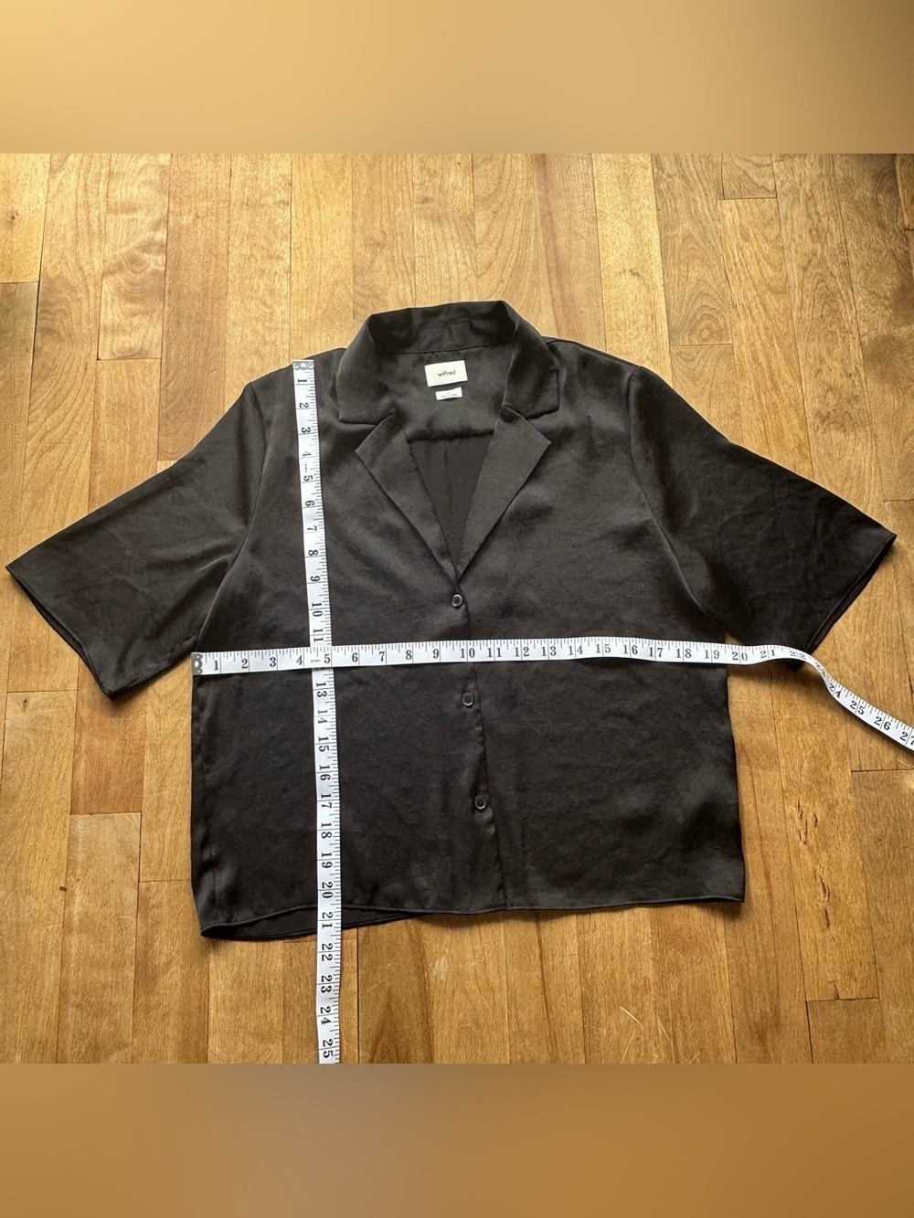 Wilfred (Aritzia) Black Satin-like Women's Button-Front Crop-Top Blouse - Picture 3 of 6